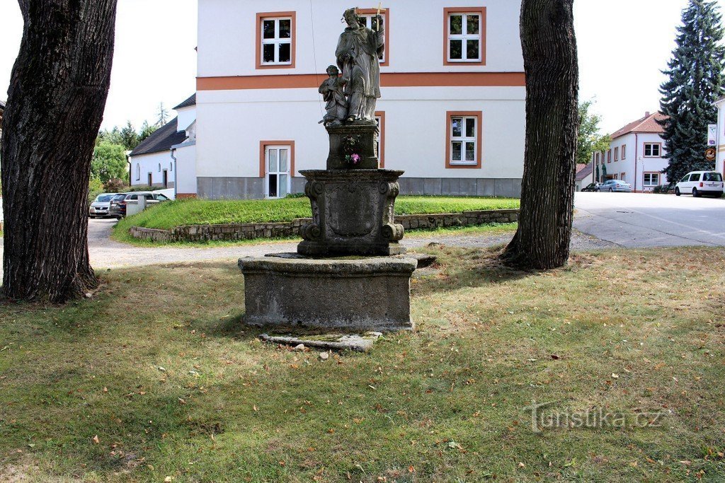 Vista general de la estatua