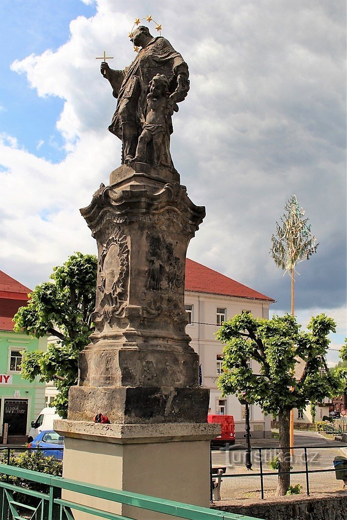 Veduta d'insieme della statua