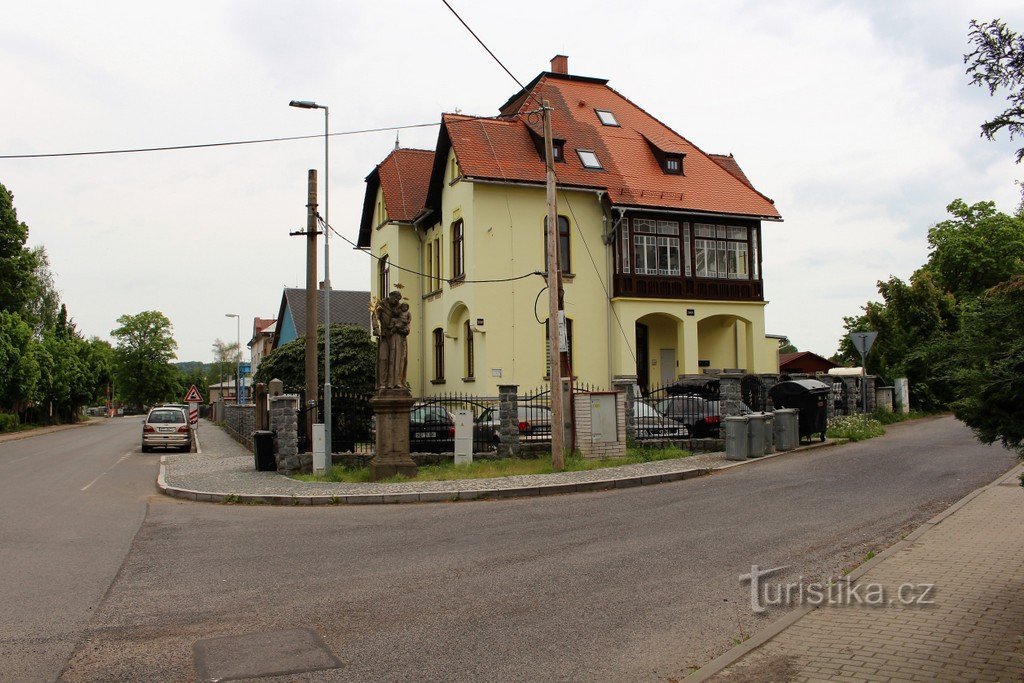 Gesamtansicht der Statue und Umgebung