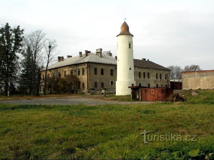 Ogólny widok zaniedbanego zamku