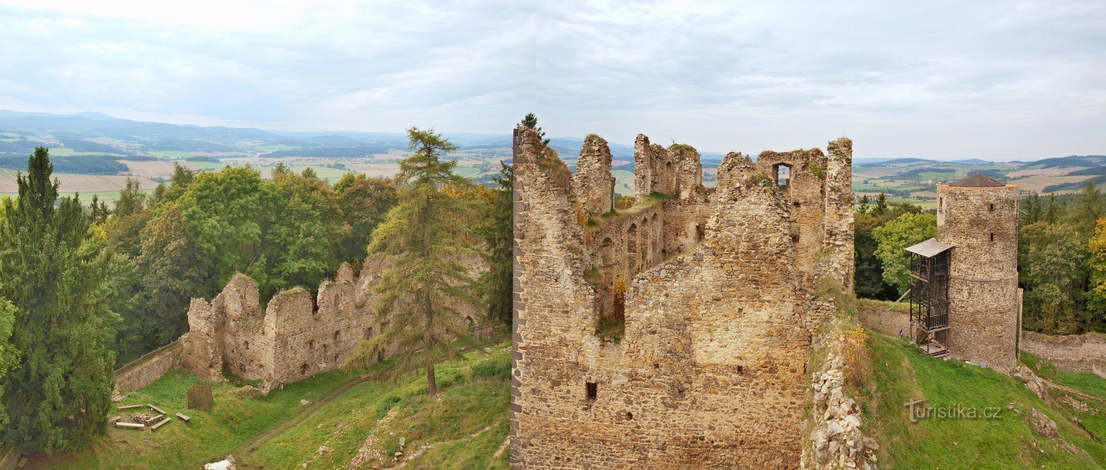 Celkový pohled na zbytky paláce a dolní věže