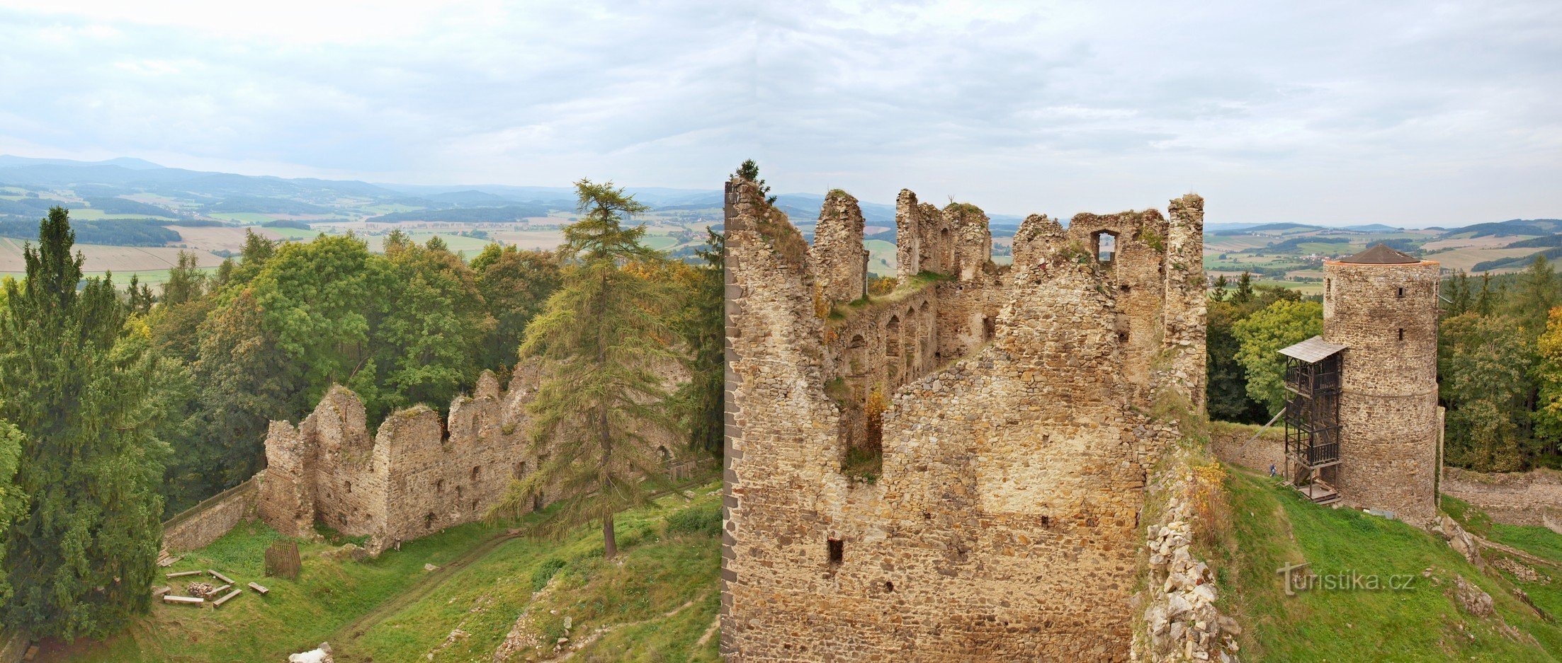 Vedere generală a rămășițelor palatului și a turnului inferior