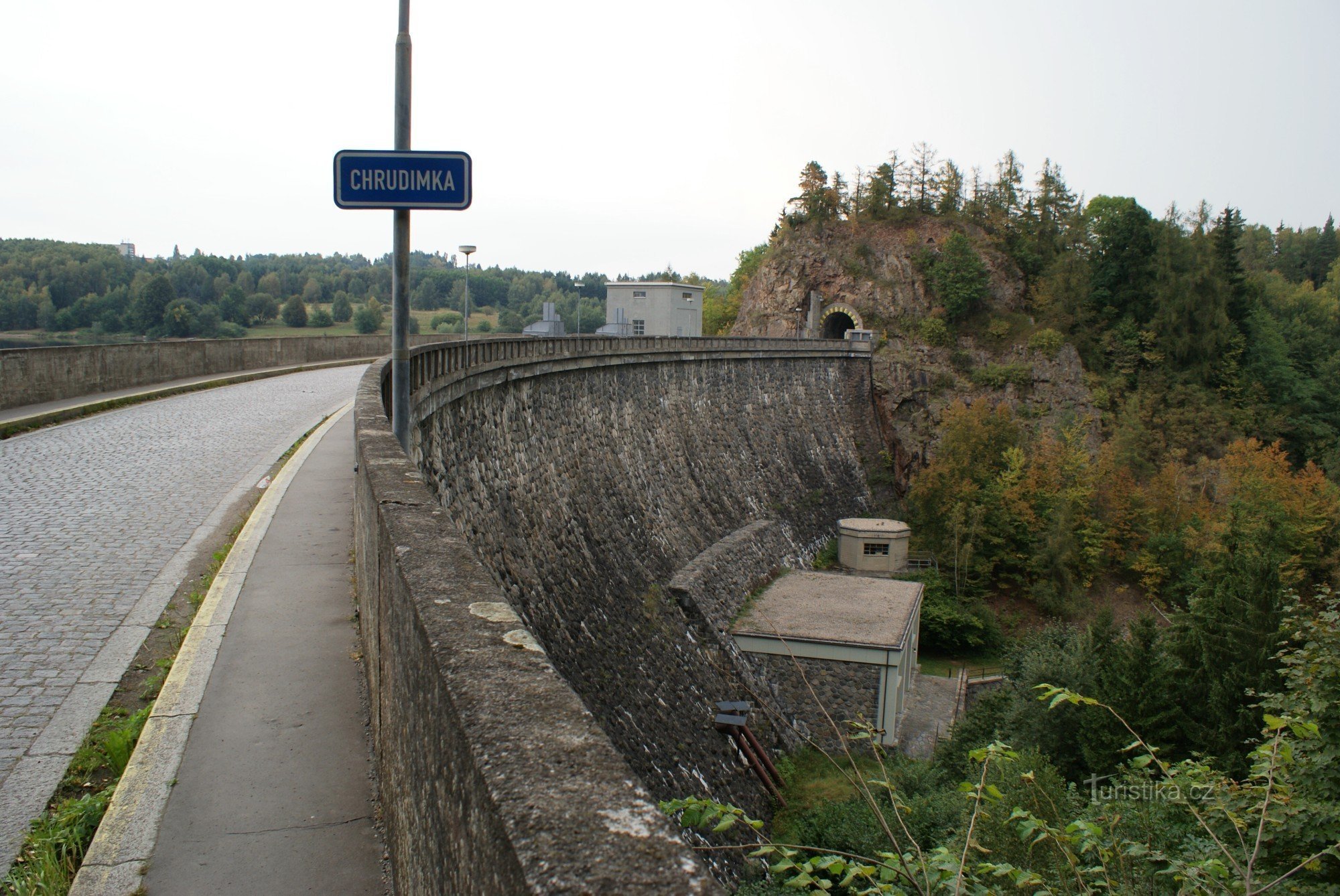 ダム上の遺跡の全景