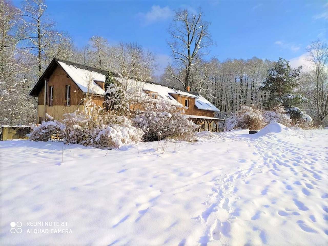celkový pohled z louky před domem