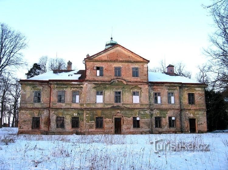 Frontal view of the dilapidated castle from the road: Barchov Castle