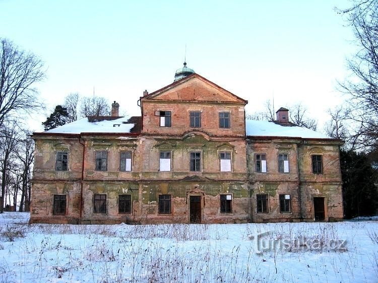 Vue frontale du château délabré depuis la route : Château de Barchov