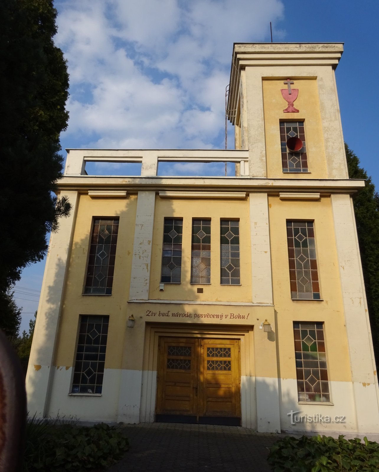 Vorderansicht der Kirche