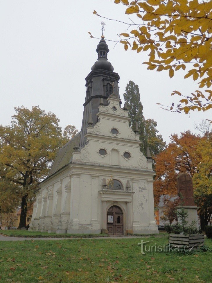 Vooraanzicht van de kerk van de Heilige Geest