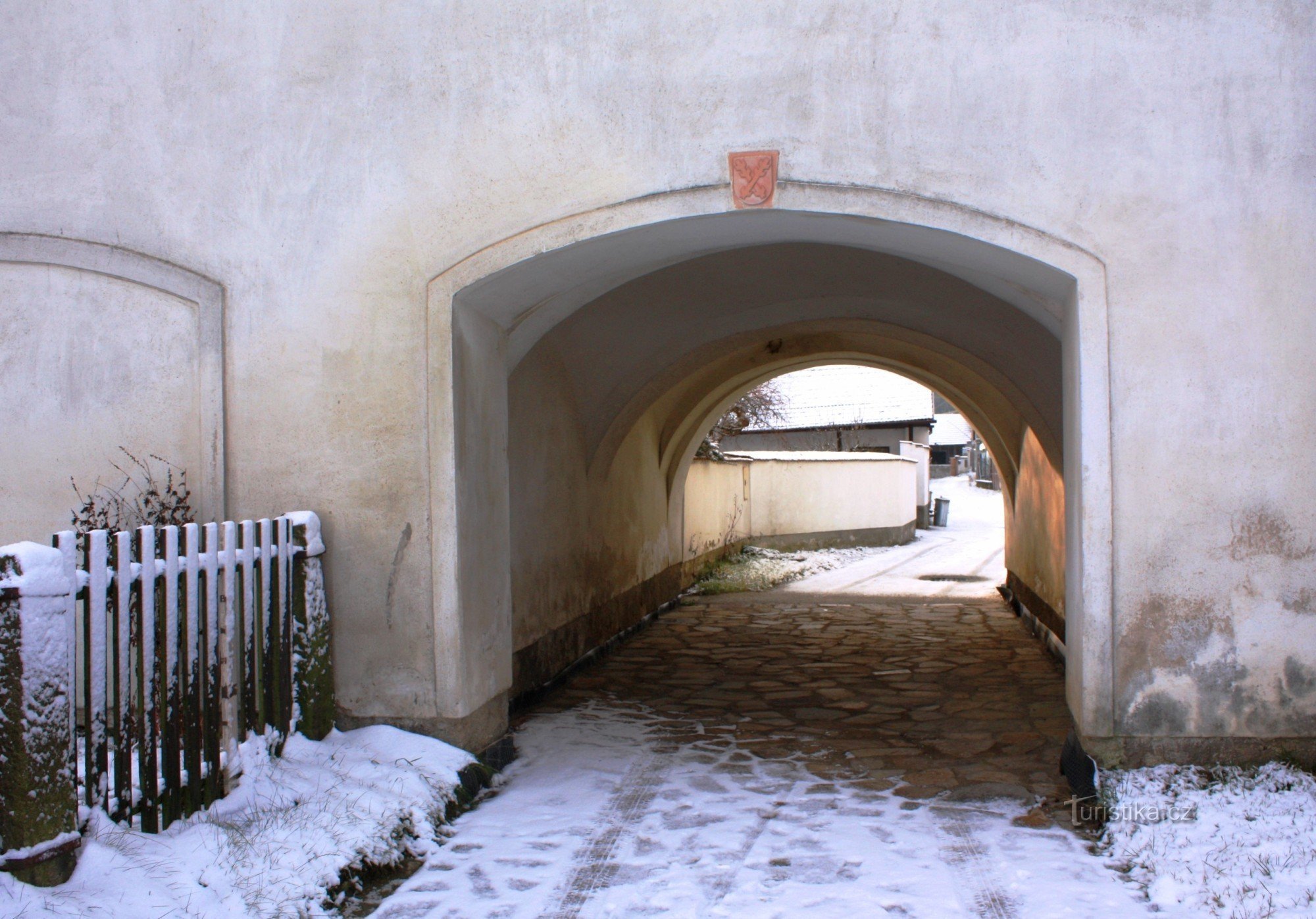 Frontalansicht des Durchgangs der Festung mit dem Wappen der Ronovci