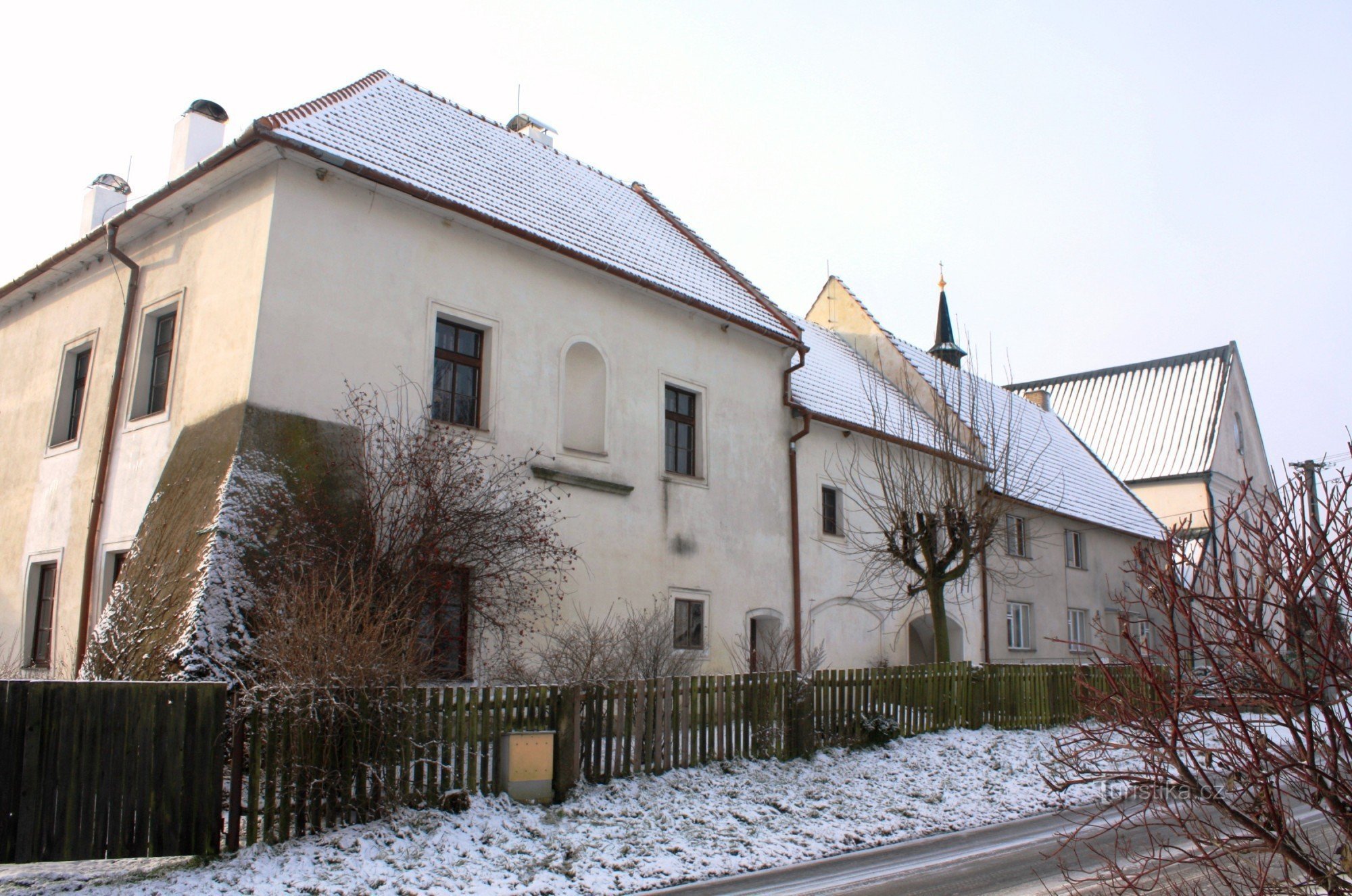 Framifrån av fästningen och kapellet