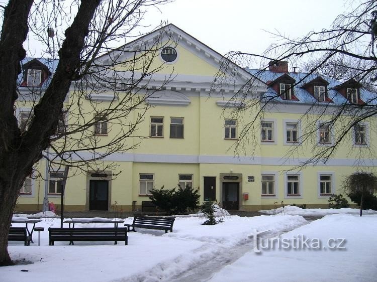 Vorderansicht des Schlosses aus dem Park: Borohrádek - Schloss