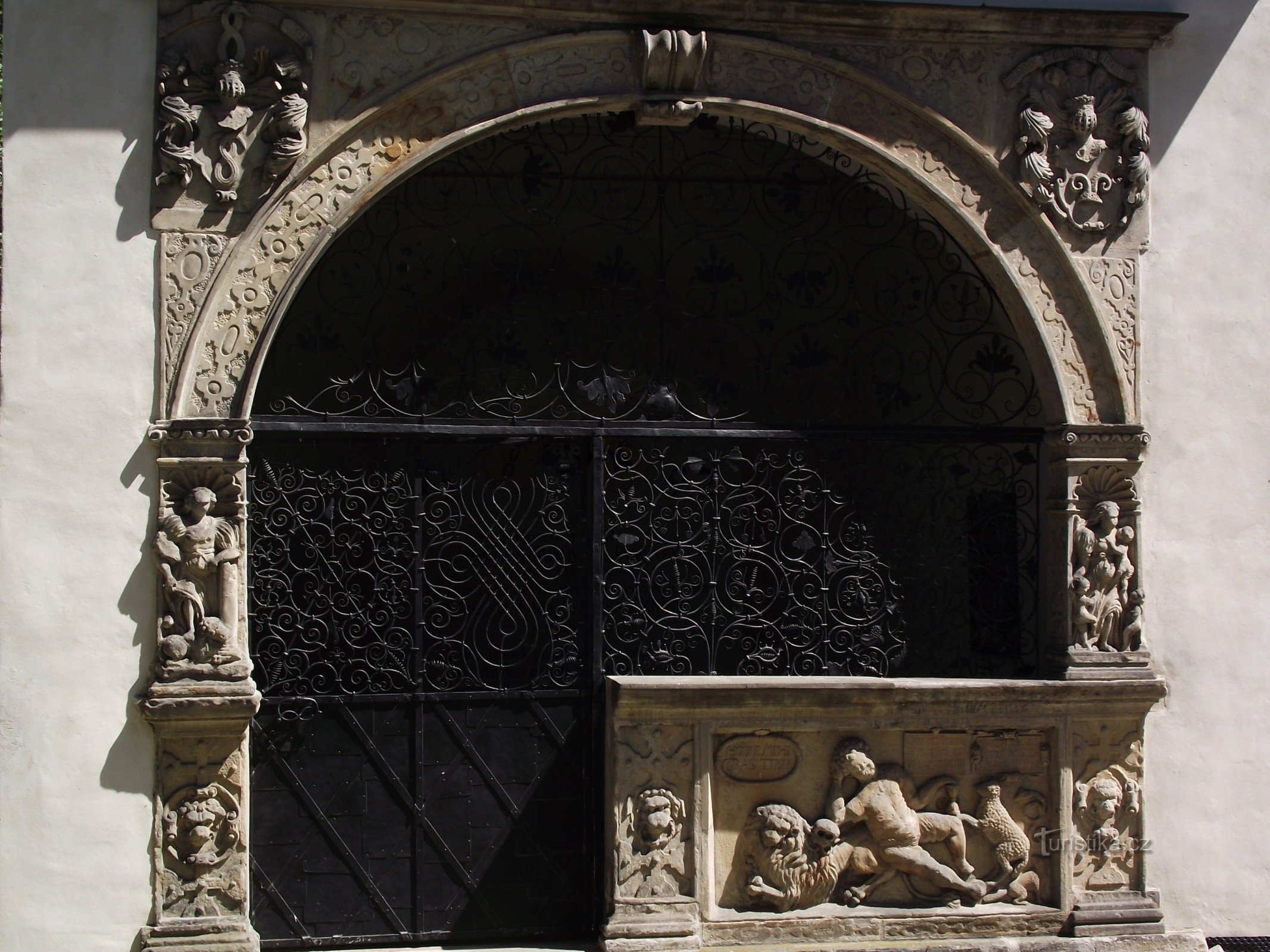 Frontportal der Kapelle