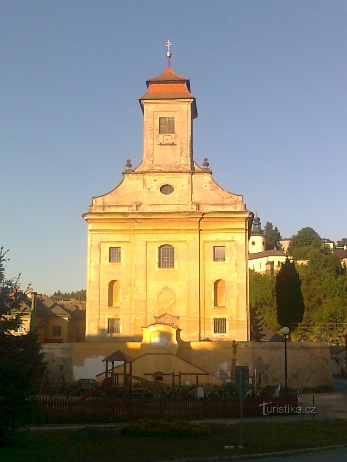 partea din față a bisericii Sf. Jiljí din partea lui Náměstí Miru