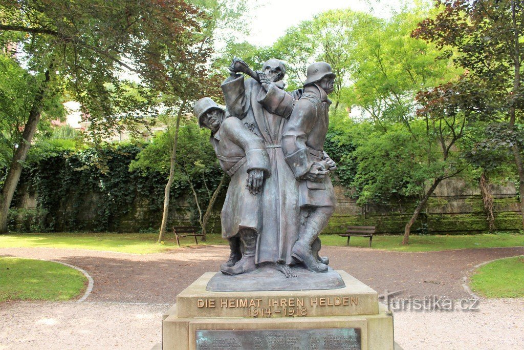 Voorzijde monument met opschrift