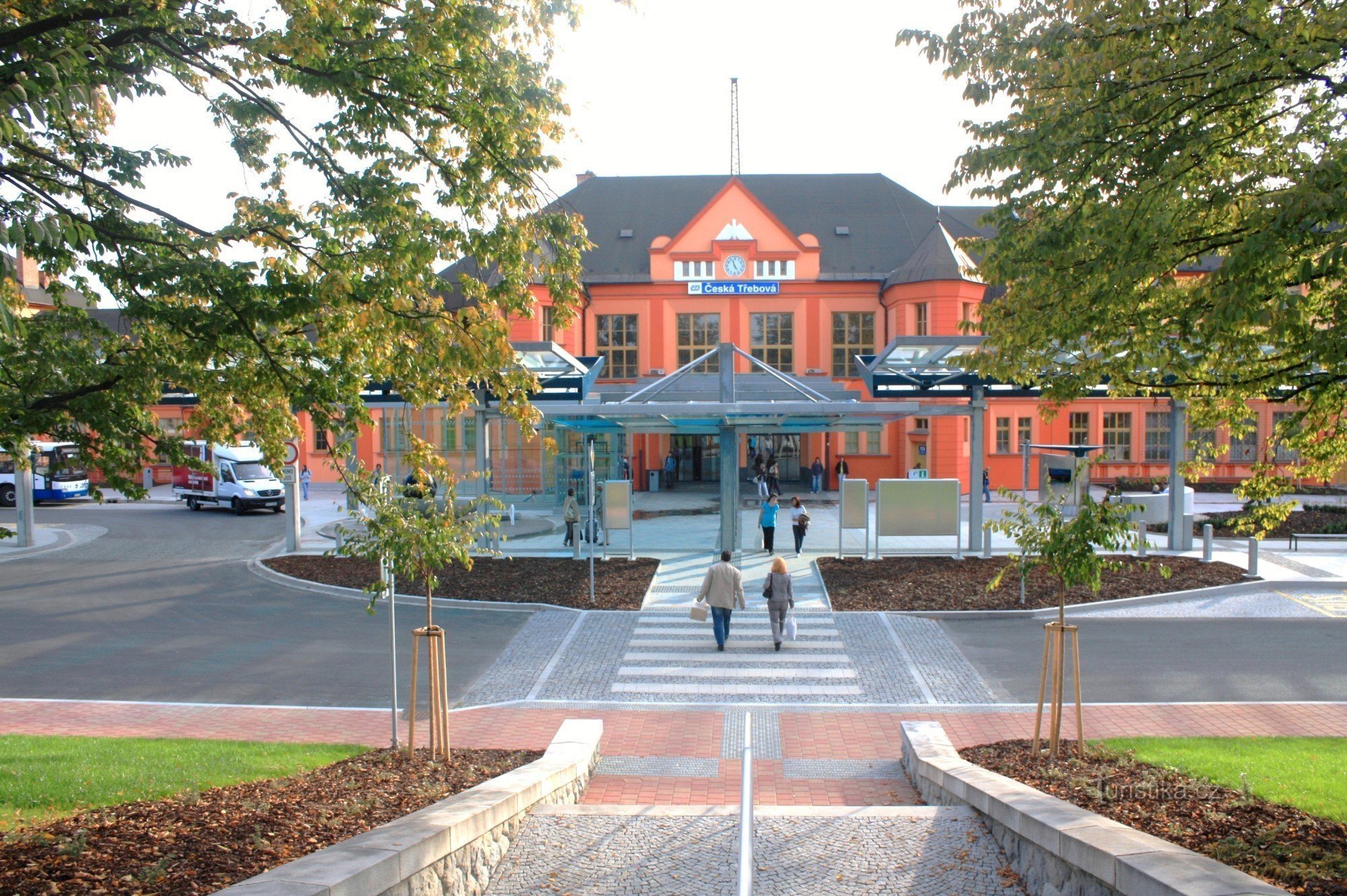 La partie centrale du terminal devant le bâtiment de la gare