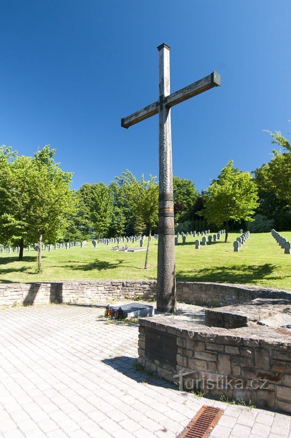 Croix centrale en bois