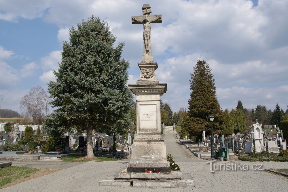 cruz central no cemitério da cidade