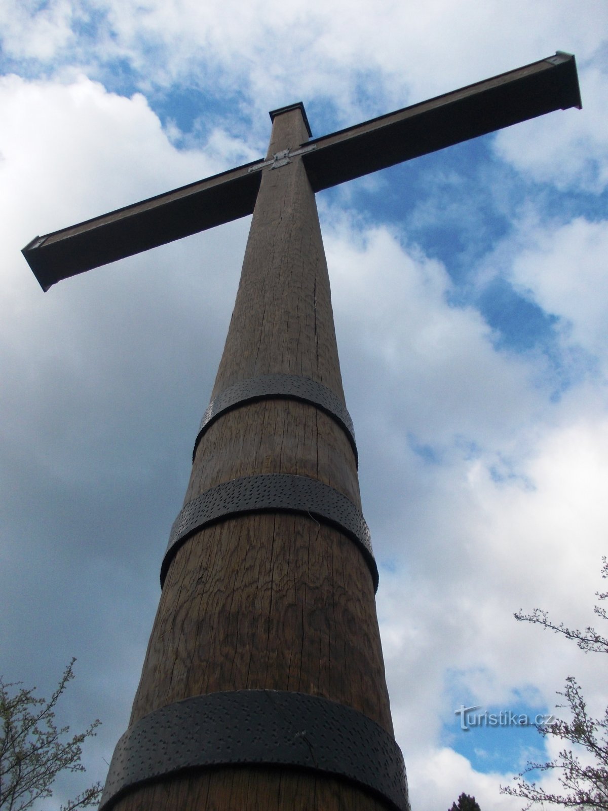 中央の木の十字架
