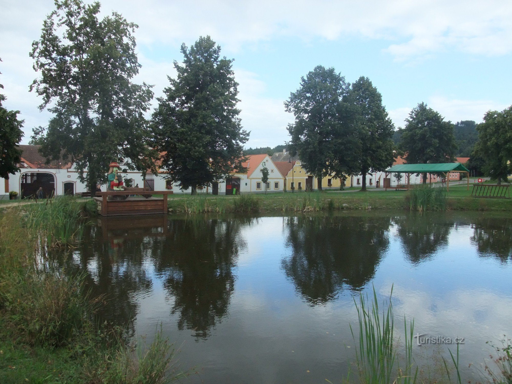 Centrum Holašovic s rybníčkem