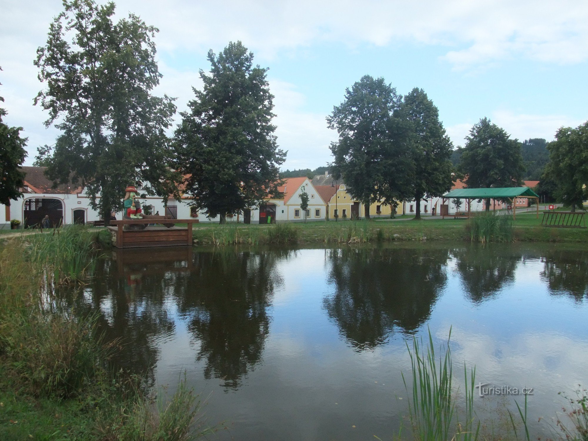 Het centrum van Holašovice met een vijver