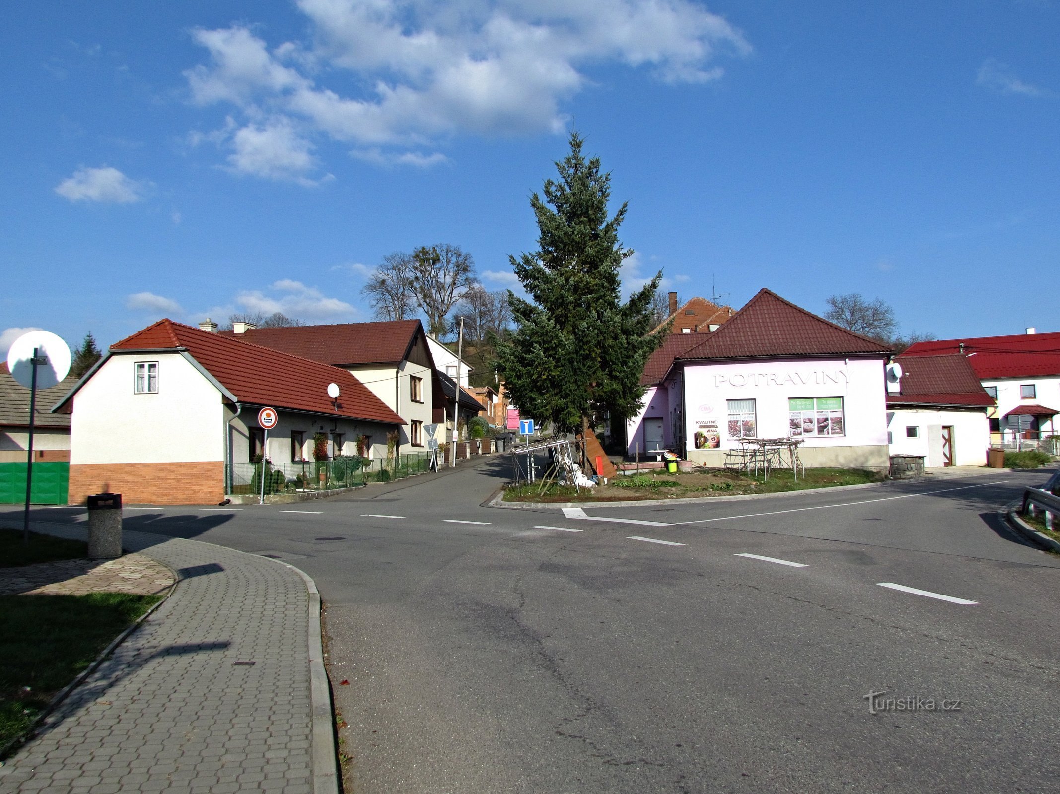 centrul orașului Ludkovice în spatele sensului giratoriu
