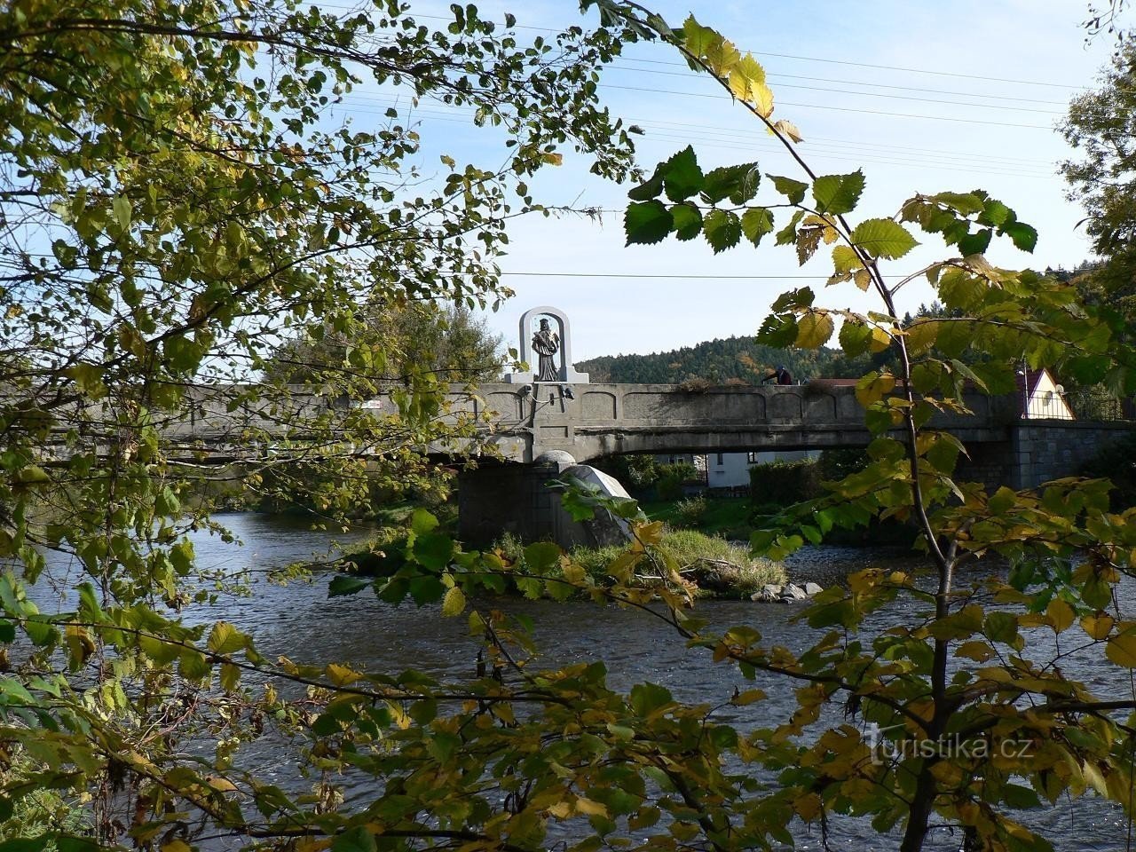 Lippalakki, näkymä sillalle ja patsaalle vasemmalta rannalta