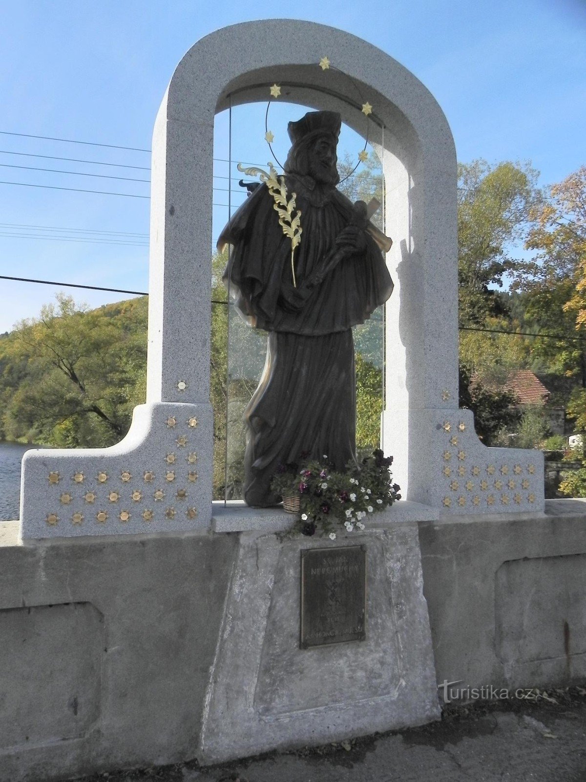 Mũ lưỡi trai, tượng thủy tinh của St. John of Nepomuk trên cây cầu