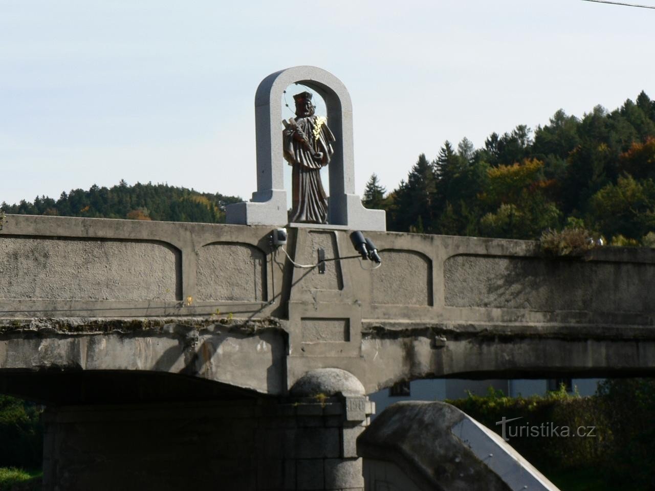 Cap, statuia Sf. Ioan de Nepomuk pe pod