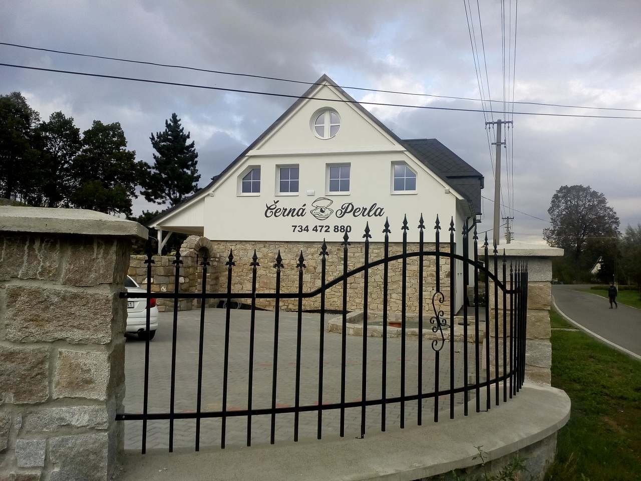 Černá Perla - pohled na parkoviště a část domu zvanou "Stodola"