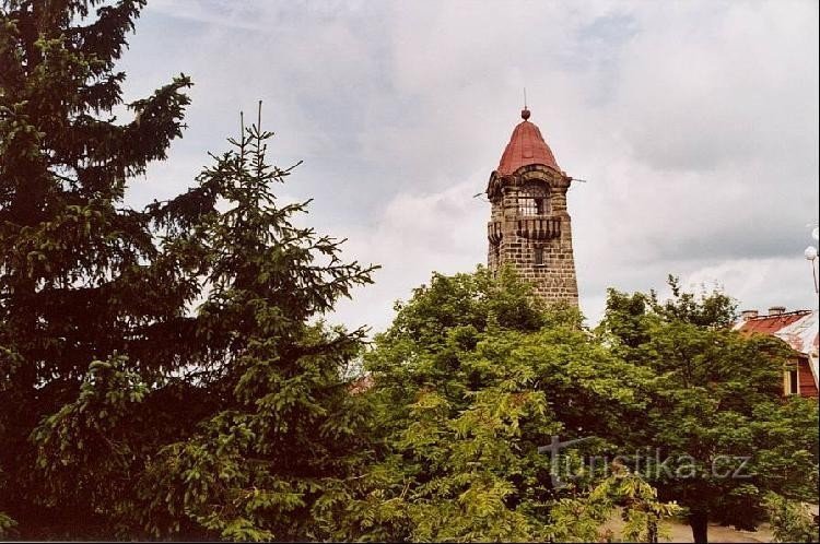 Černá Studnice: udsigtstårn fra det nærliggende klippeparti
