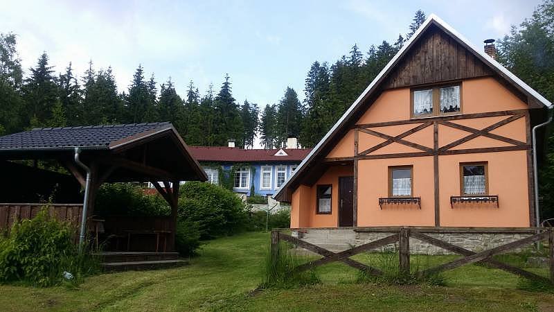 Černá v Pošumaví - huisje met een pergola