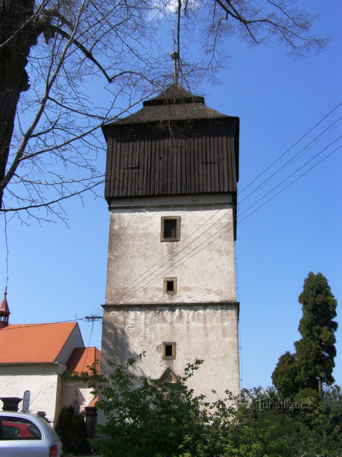 Černčice - iglesia de St. Jacob con el campanario