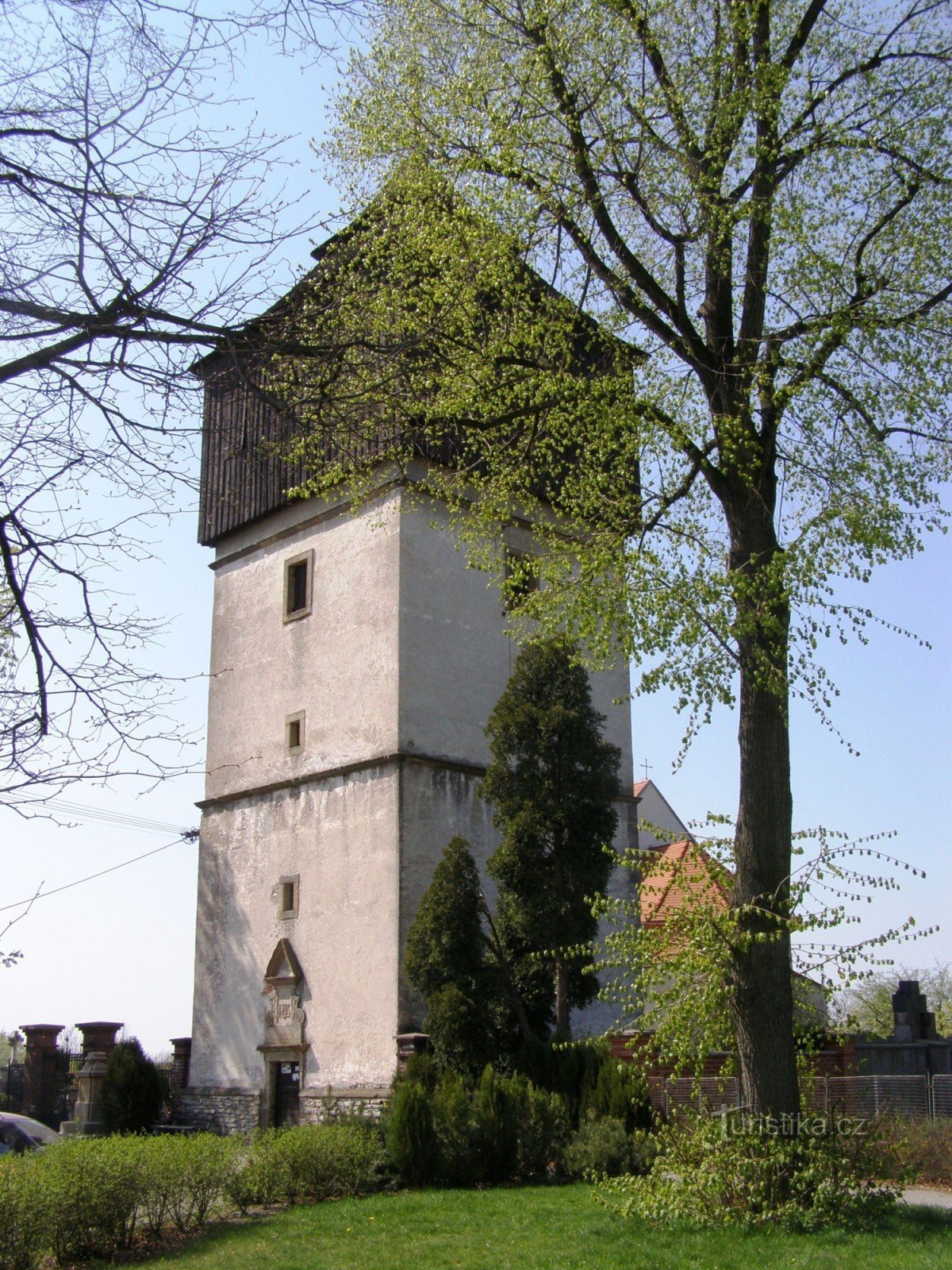Černčice - Pyhän pyhän kirkko Jaakob kellotapulin kanssa