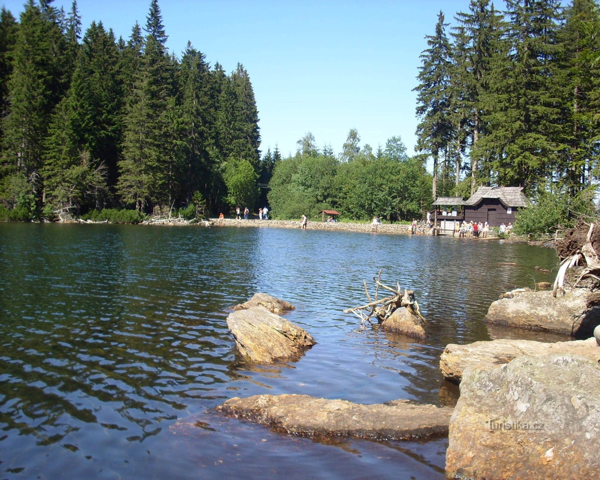 Lac noir avec cabane