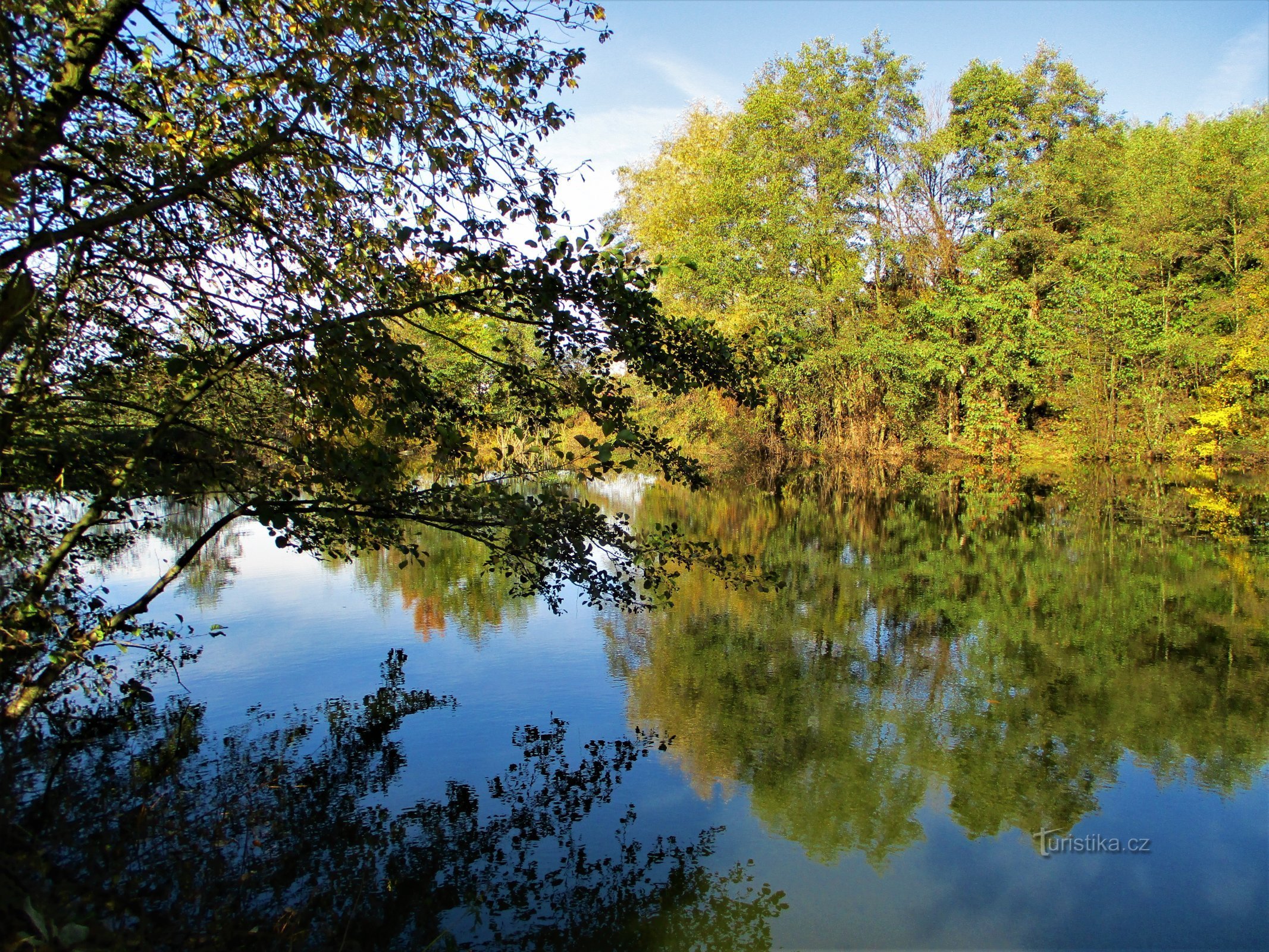 Lago Negro cerca de los suburbios de Silesia