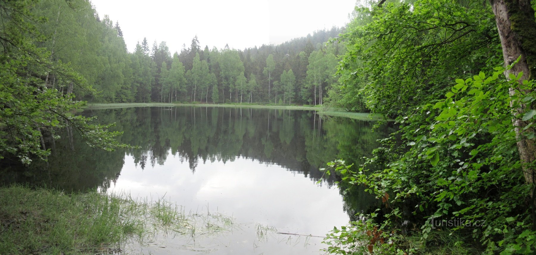 Črno jezero z juga na poti proti gradu