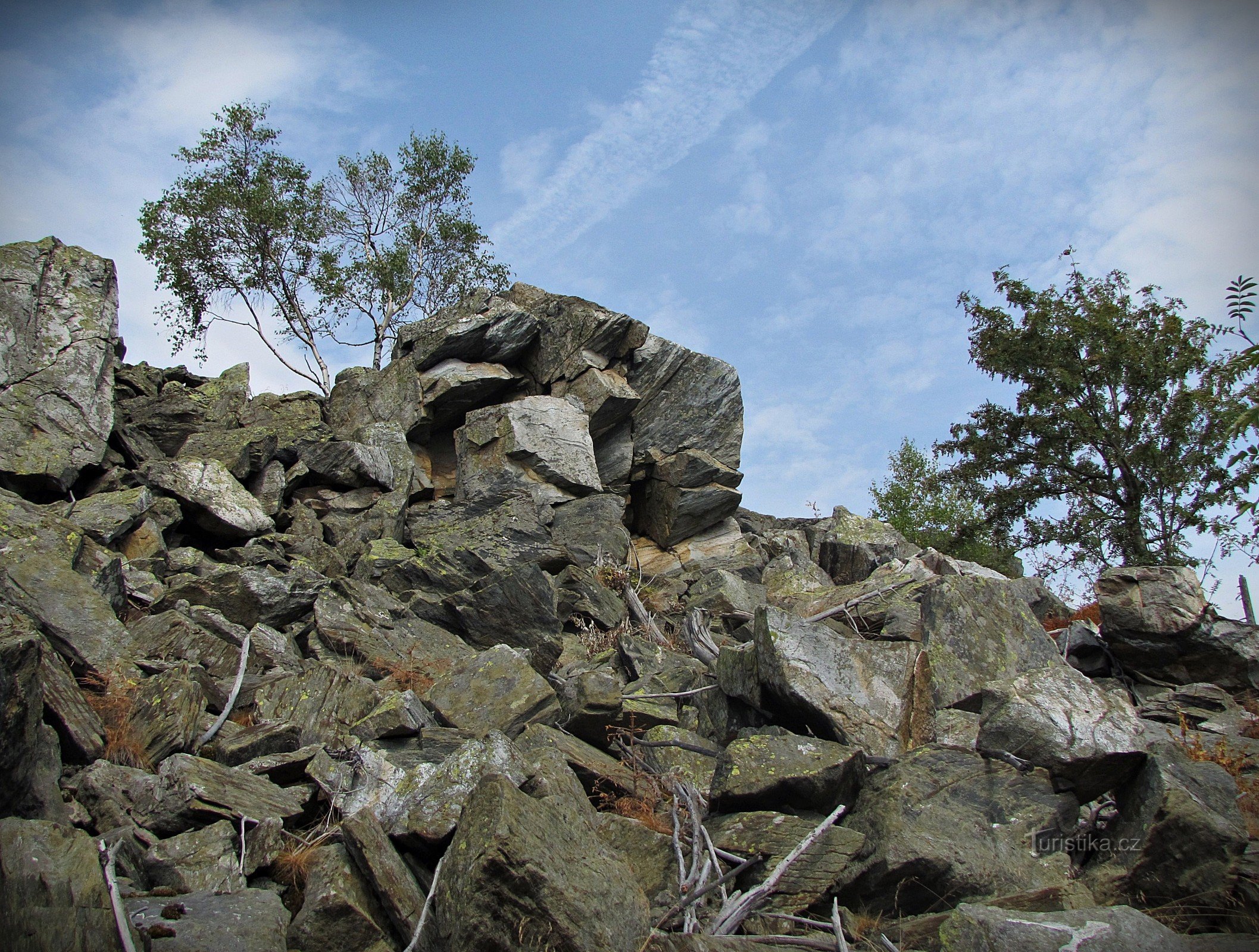 Schwarze Steine ​​- Aussichtsfelsen auf einer Höhe von 954 m