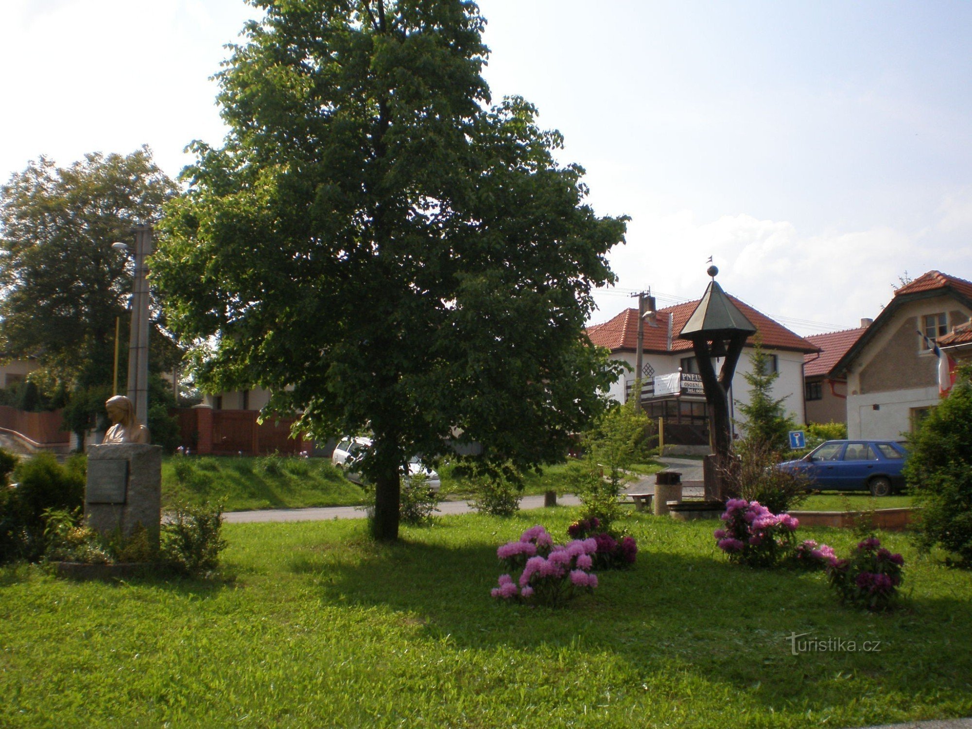 Černé Voděrady - náves se zvoničkou a pomníkem B. Němcové