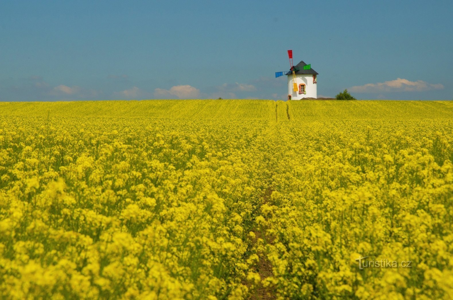 Černilovský větrný mlýn při pohledu od jihozápadu, od polní cesty