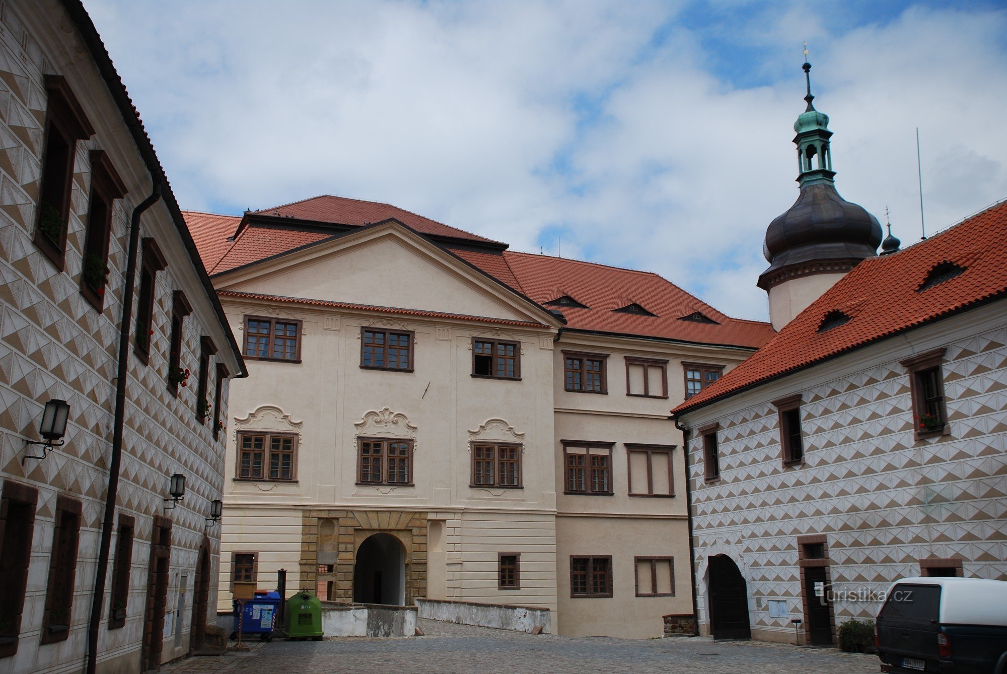 Černokostelecký slott sett från den första innergården