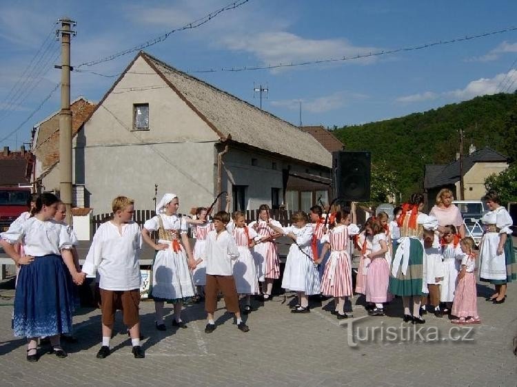 Černošice - Mokropsy a2: Festivități de tăiere a mai
