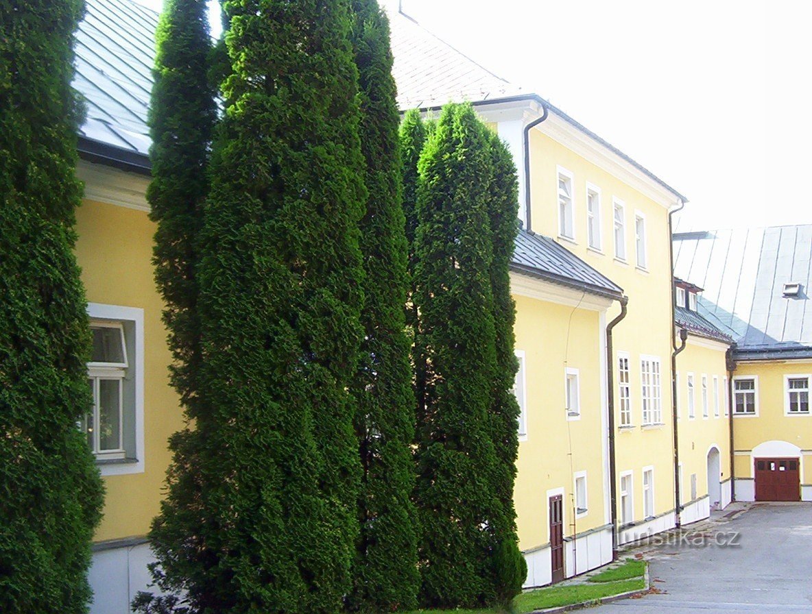 Černovice-château-façade de la cour est-Photo: Ulrych Mir.