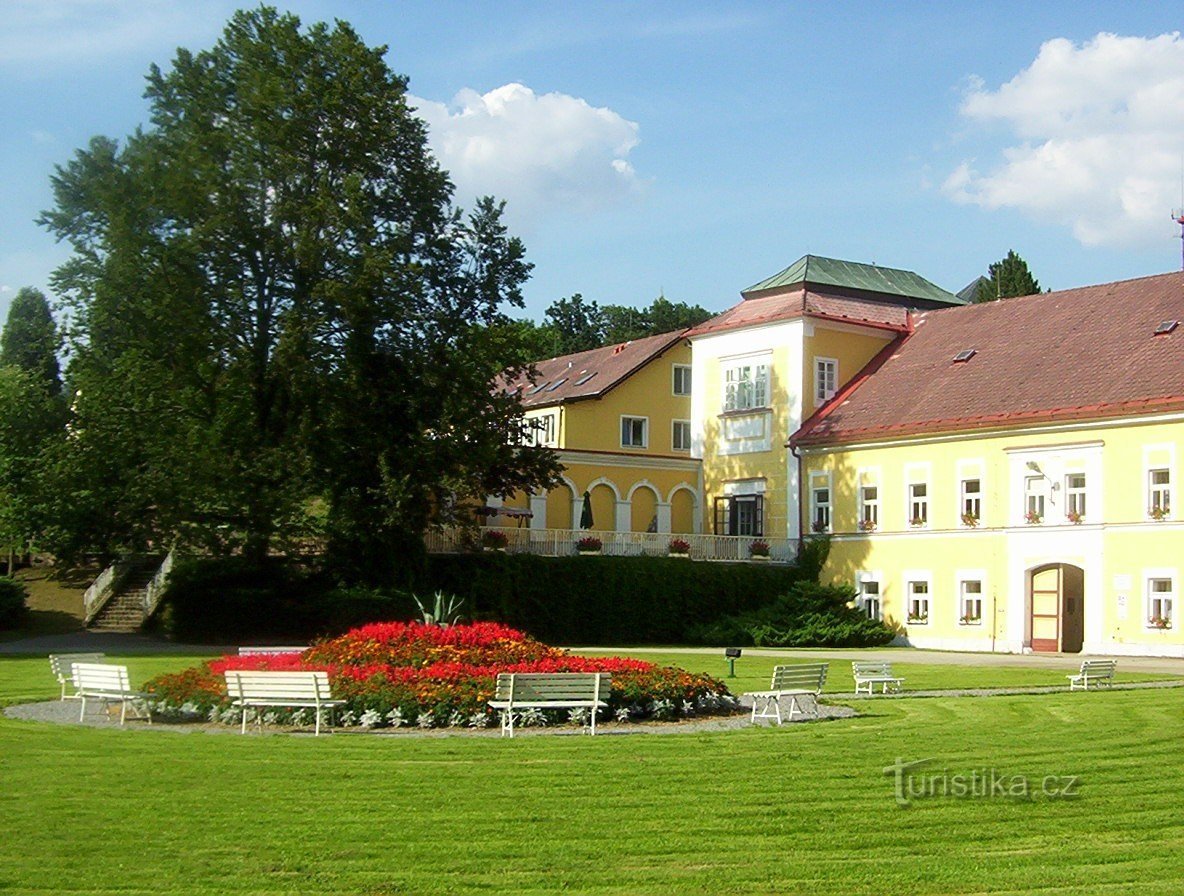 Černovice-zamek-zachód, fasada wejściowa od południa-Fot.: Ulrych Mir.