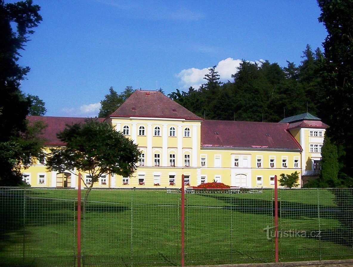 Černovice-château-ouest, façade d'entrée de l'ouest-Photo : Ulrych Mir.