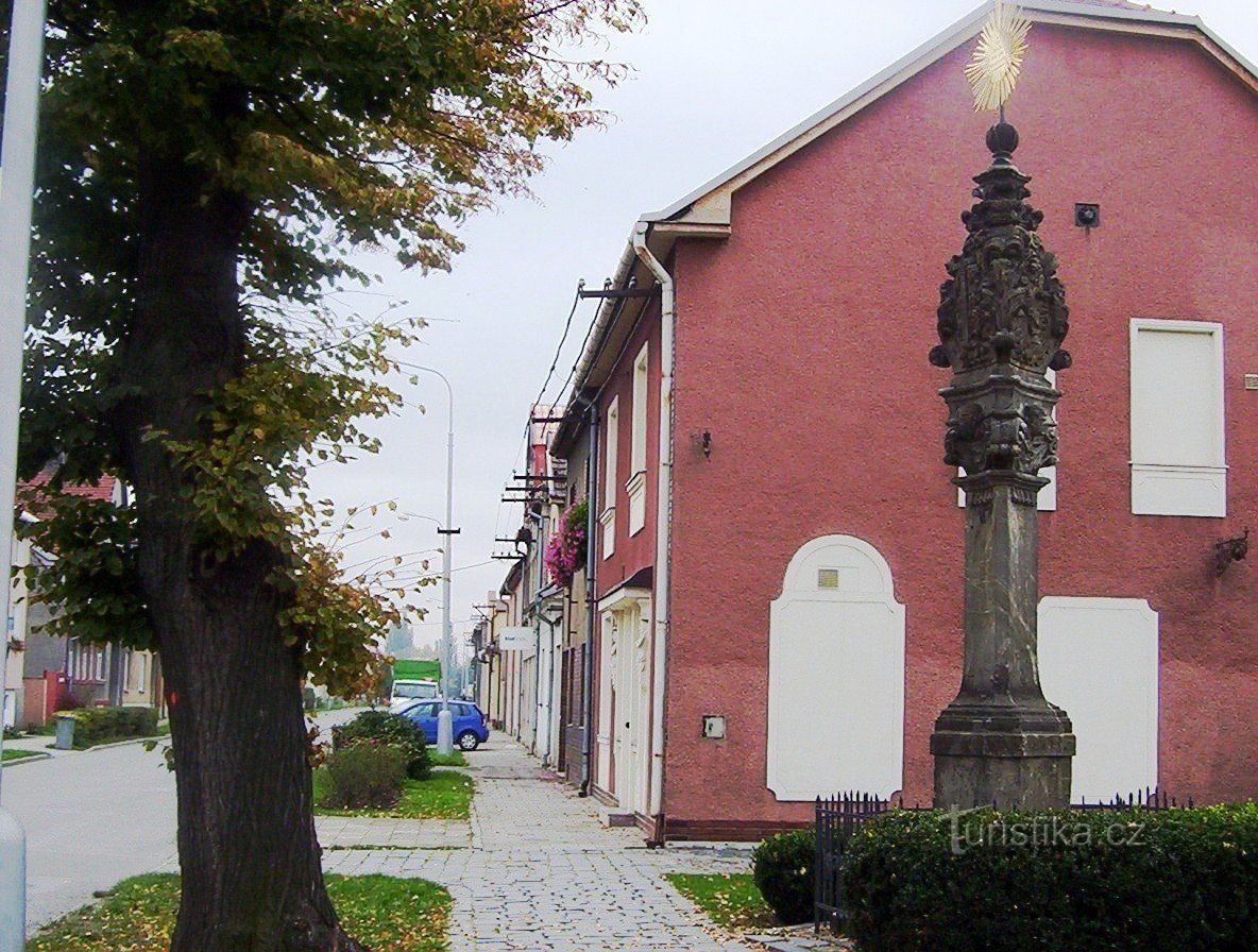 Calle Černovír-Jablonského-columna barroca de la Santísima Trinidad de mediados del siglo XVIII-Foto: Ulrych Mir.