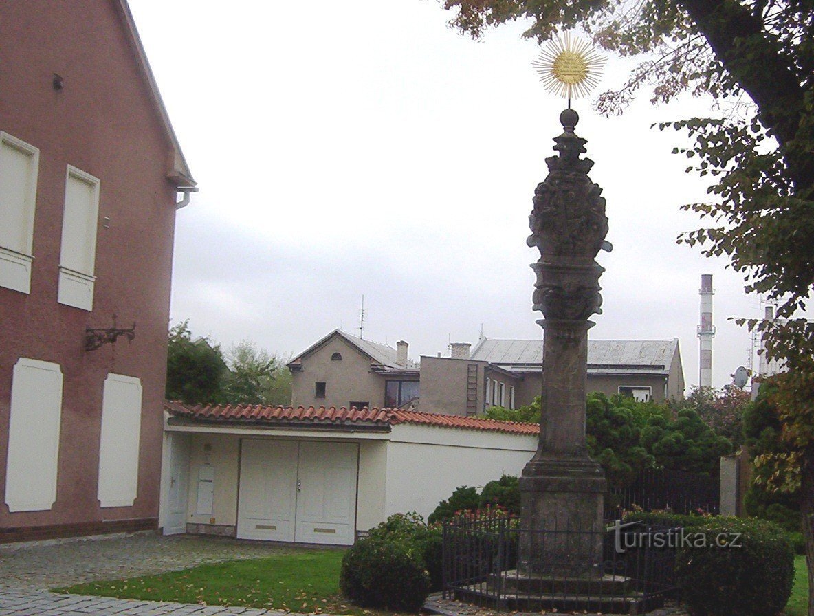 Calle Černovír-Jablonského-columna barroca de la Santísima Trinidad de mediados del siglo XVIII-Foto: Ulrych Mir.