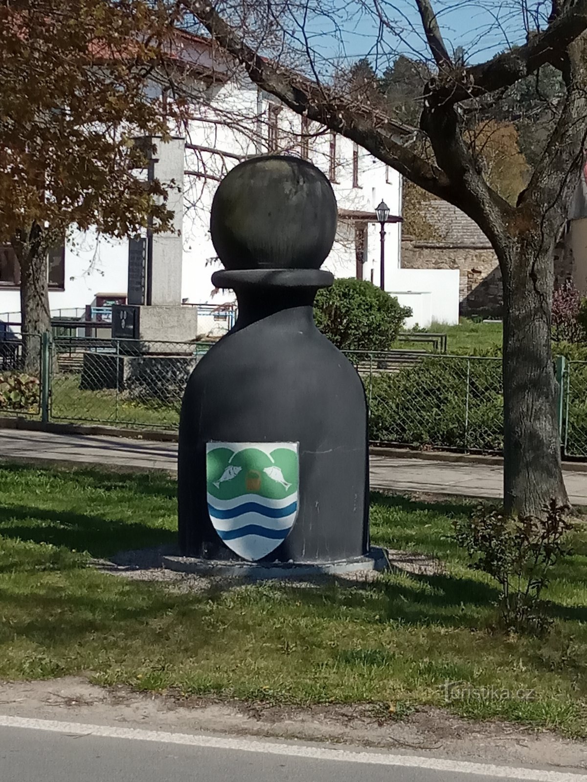 Il pedone nero si trova all'ombra degli alberi nel villaggio di Zadní Třeban