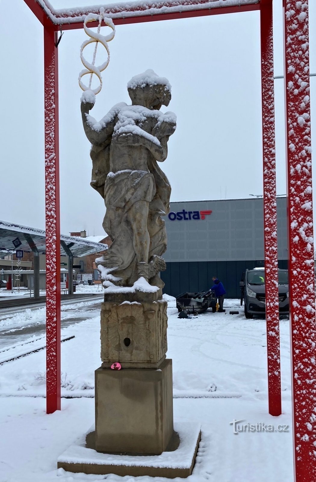 Um Mercúrio recém nevado em um ônibus Šumper