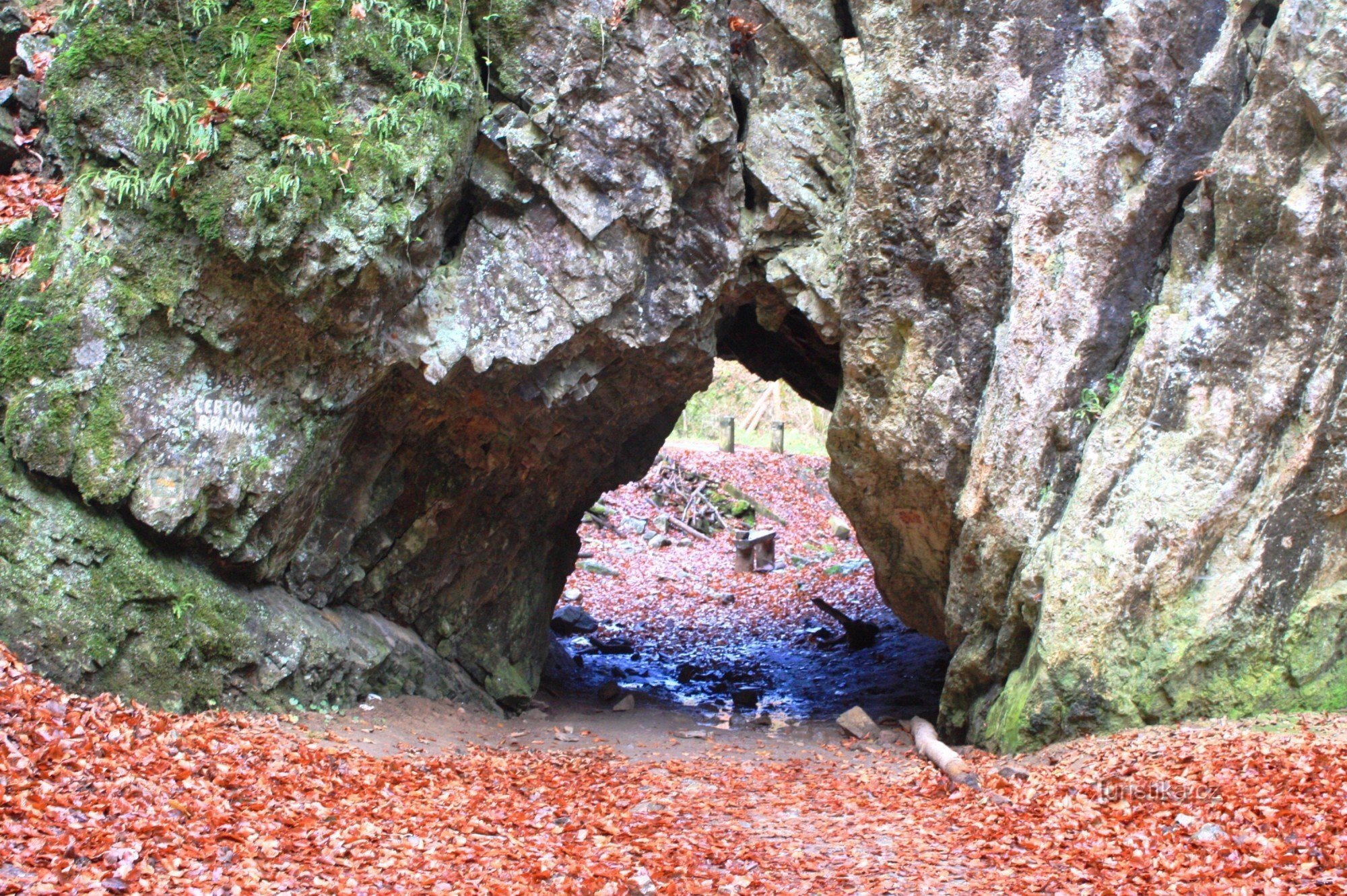 La puerta del diablo en el barranco desolado