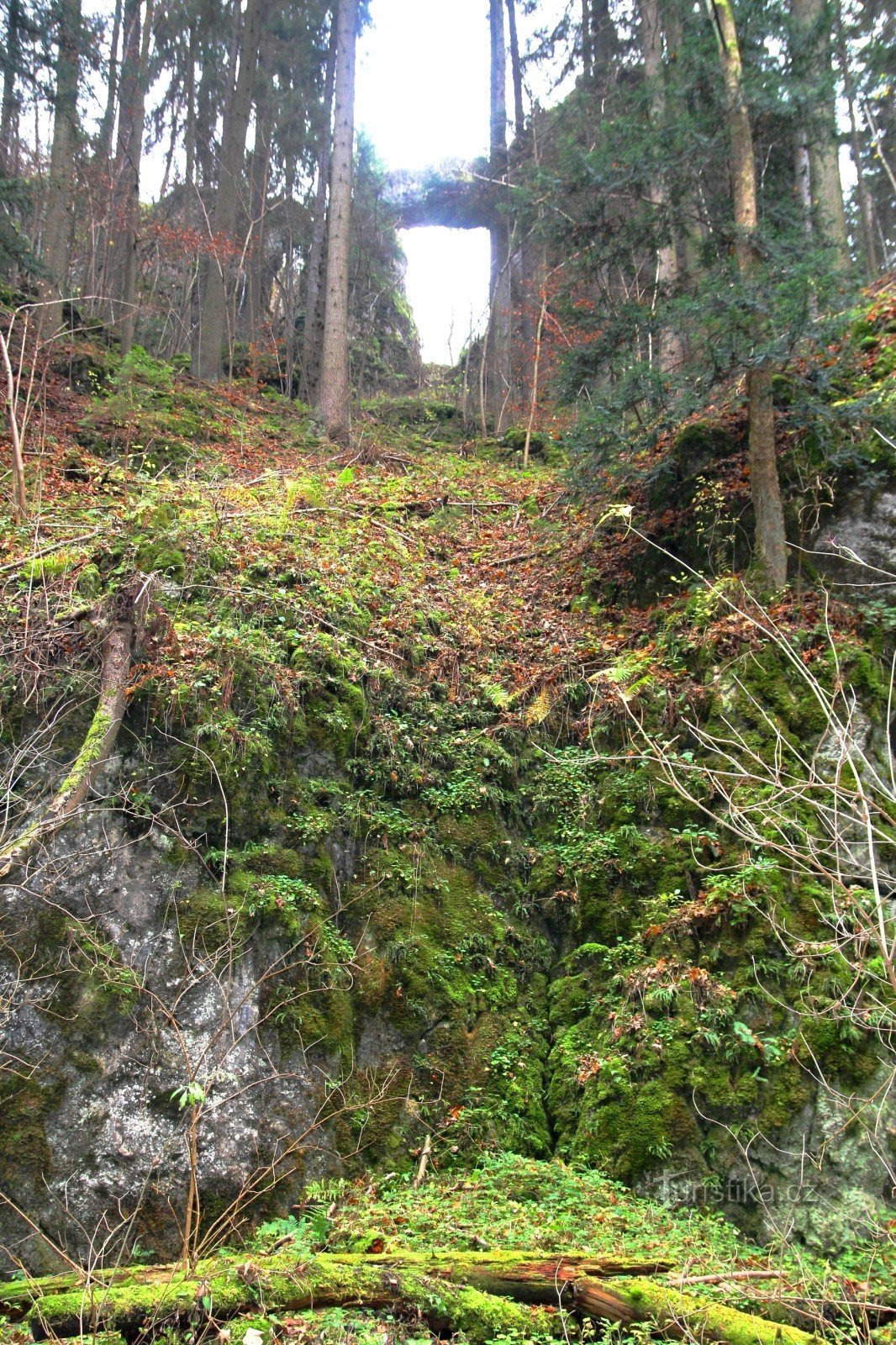 Die Teufelsbrücke durch einen engen Blick von der Touristenkreuzung